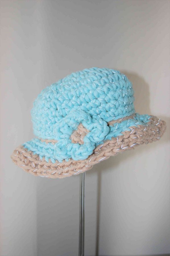 Chapeau en coton pour poupée de couleur vert piscine et taupe avec fleur