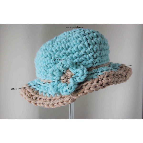 Chapeau en coton pour poupée de couleur vert piscine et taupe avec fleur