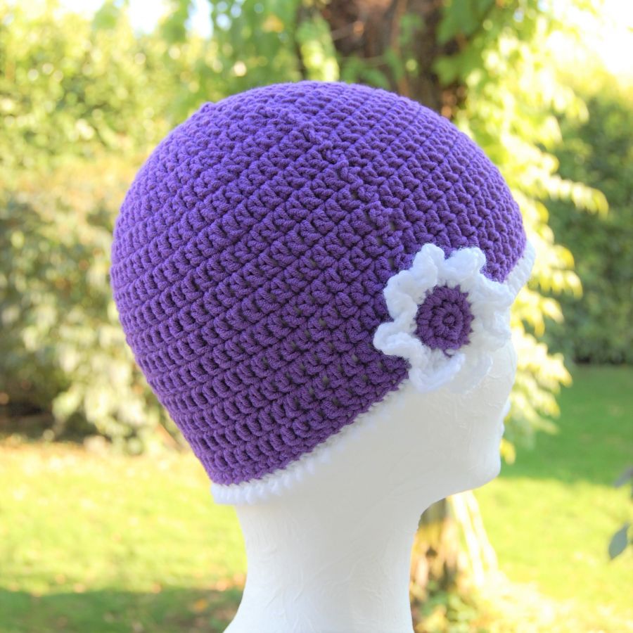 Chapeau enfant forme année 20/30 couleur violet et blanc avec fleur au côté