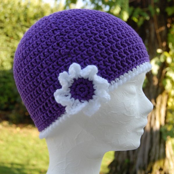 Chapeau enfant forme année 20/30 couleur violet et blanc avec fleur au côté