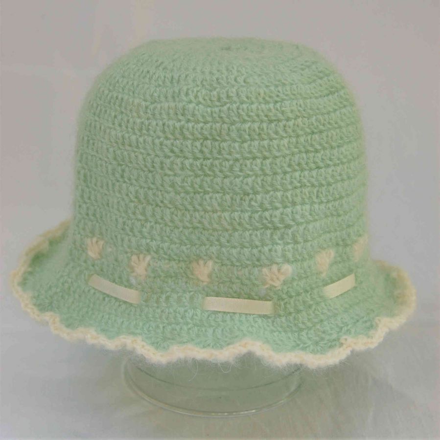 Chapeau poupée laine mohair vert pastel avec ruban crème