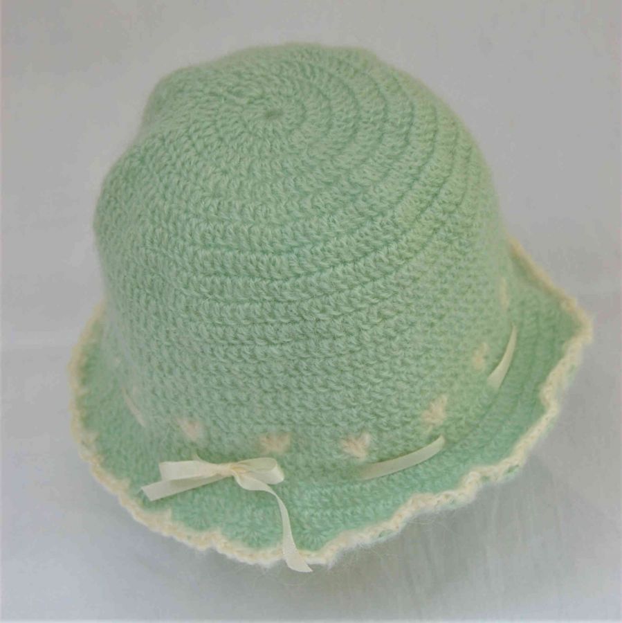 Chapeau poupée laine mohair vert pastel avec ruban crème
