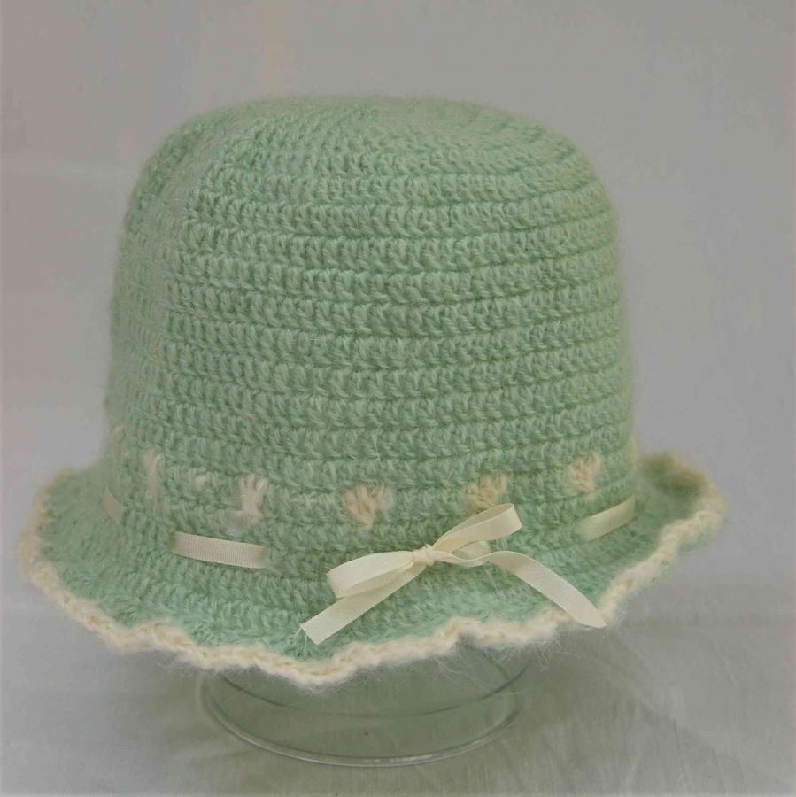 Chapeau poupée laine mohair vert pastel avec ruban crème
