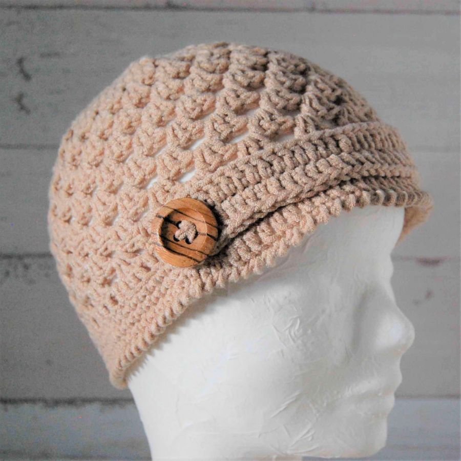Chapeau enfant maille ajourée avec visière et deux boutons bois couleur taupe