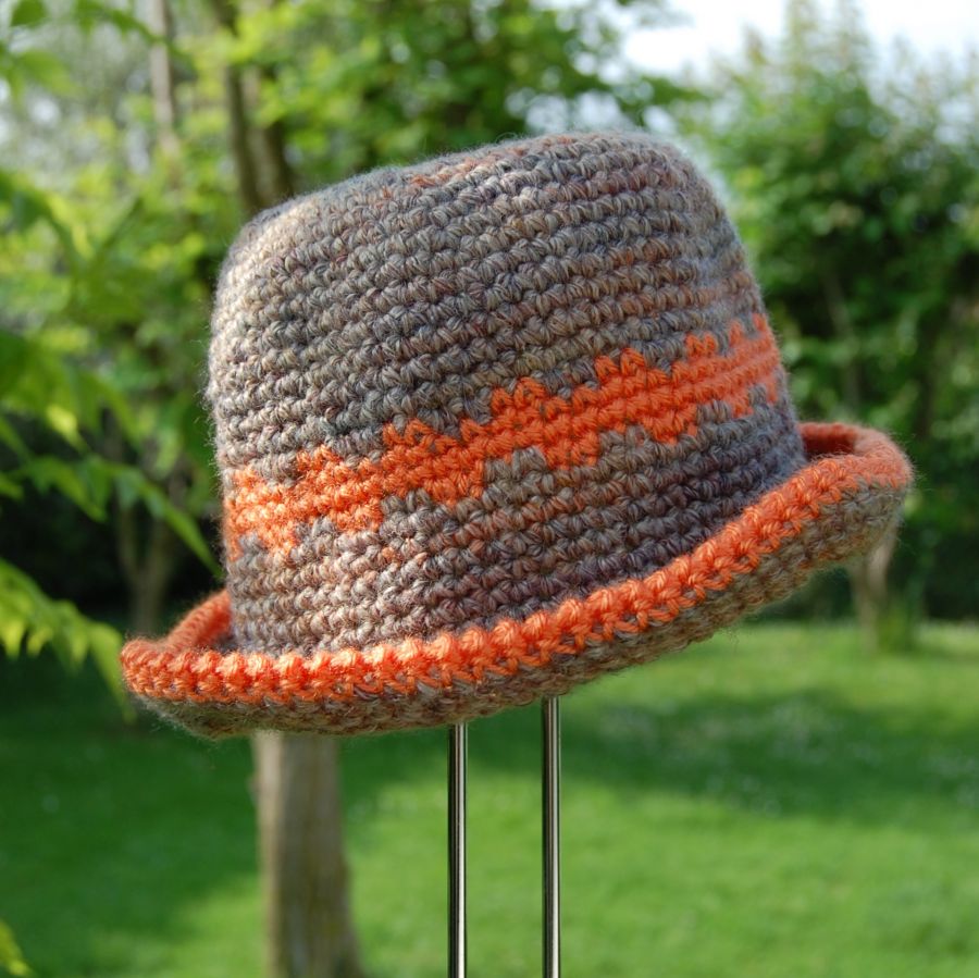Chapeau poupée marron et orange fil de laine fait main