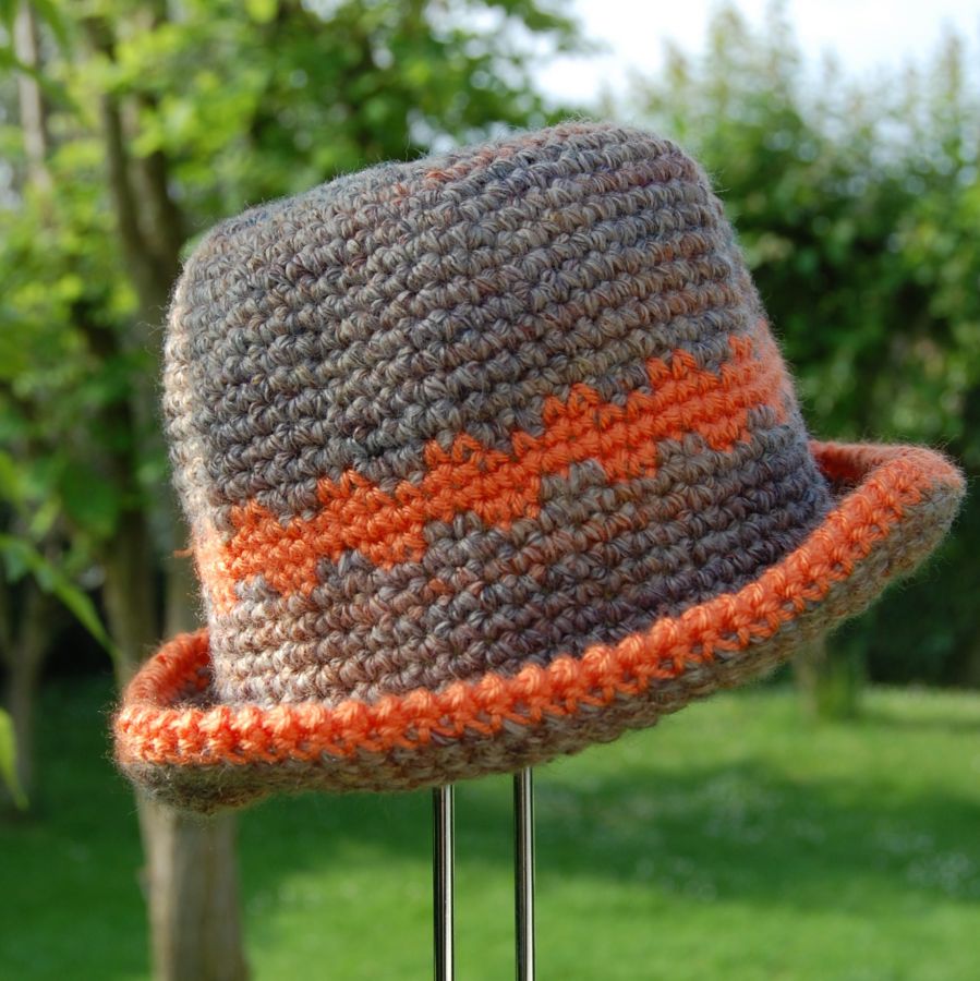 Chapeau poupée marron et orange fil de laine fait main
