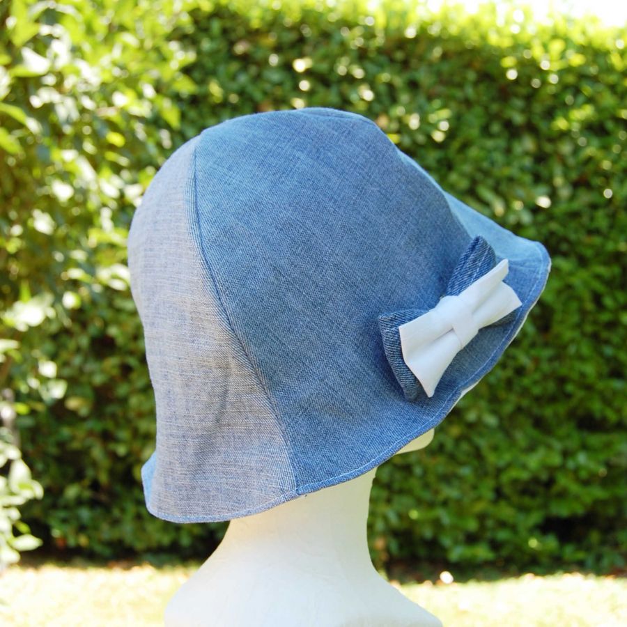 Chapeau en jeans réversible avec noeud en broche