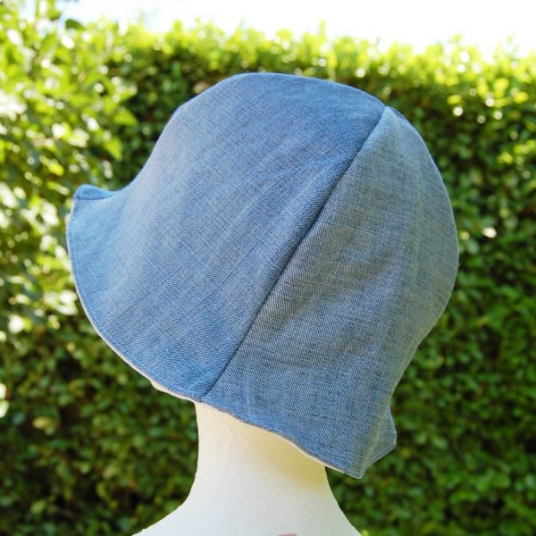Chapeau en jeans réversible avec noeud en broche