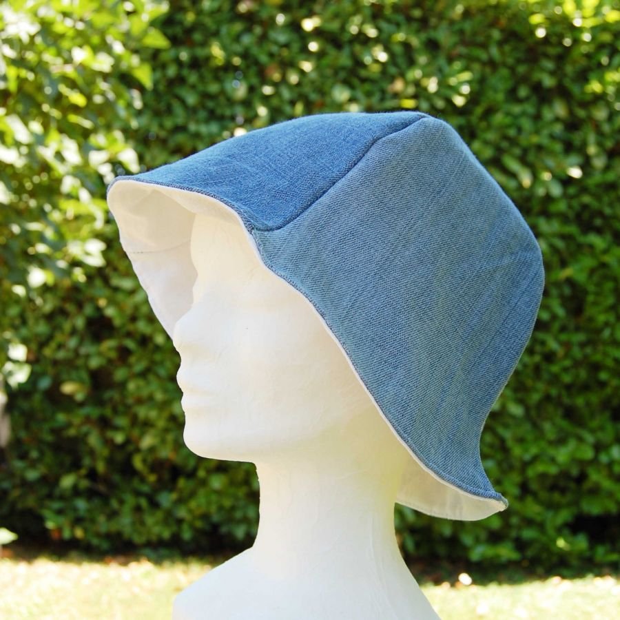 Chapeau en jeans réversible avec noeud en broche