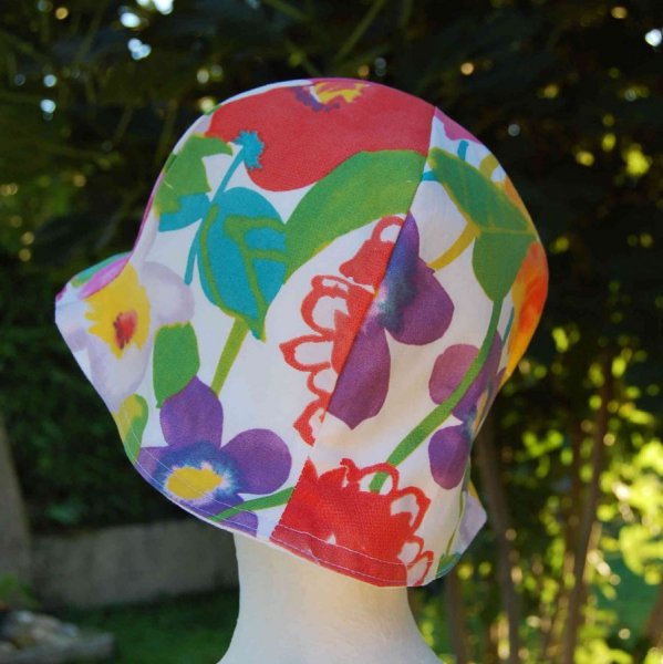 Chapeau en toile motif grosses fleurs, doublure blanche et noeud papillon