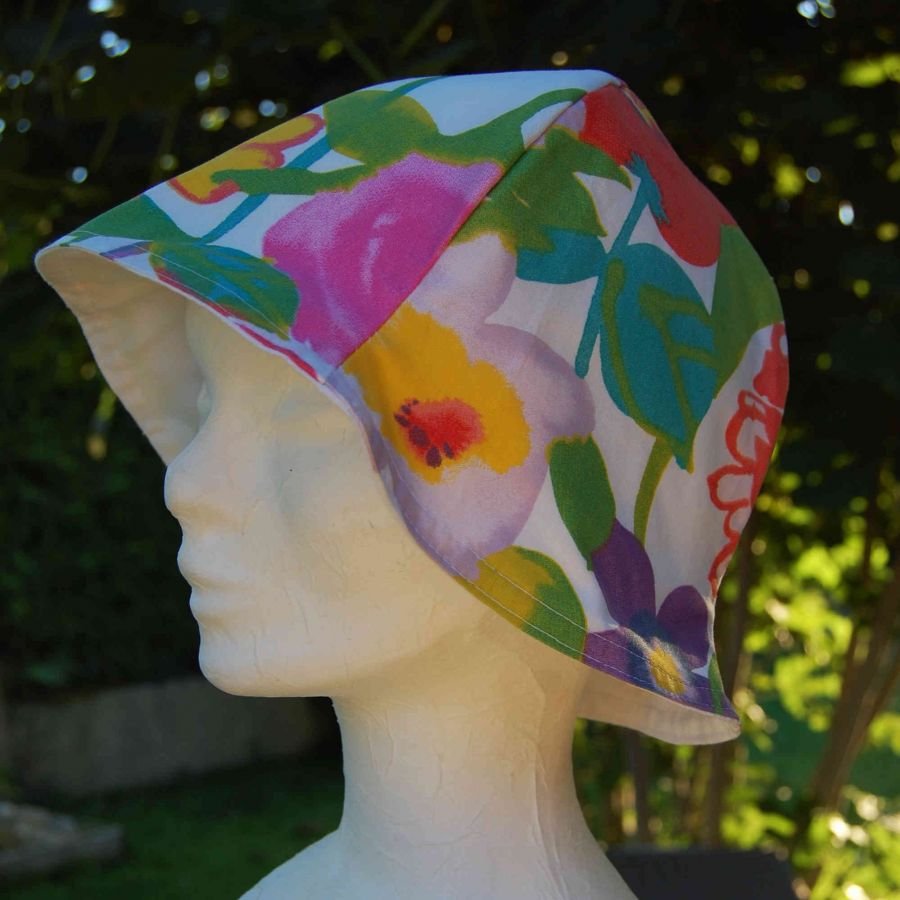 Chapeau en toile motif grosses fleurs, doublure blanche et noeud papillon