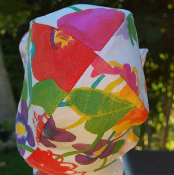 Chapeau en toile motif grosses fleurs, doublure blanche et noeud papillon