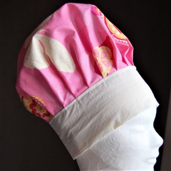 Chapeau toque patissier ou cuisinier pour enfant rose et beige motif papillon