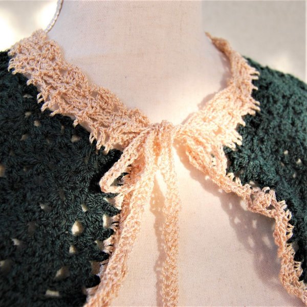 Chauffe épaules vert sapin et doré crocheté main