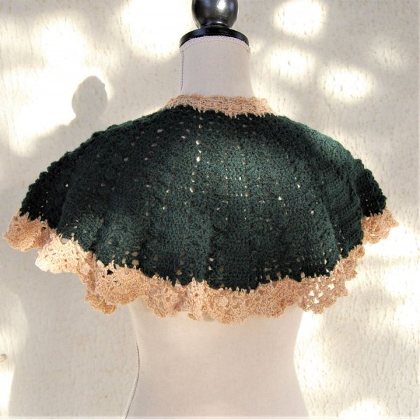 Chauffe épaules vert sapin et doré crocheté main