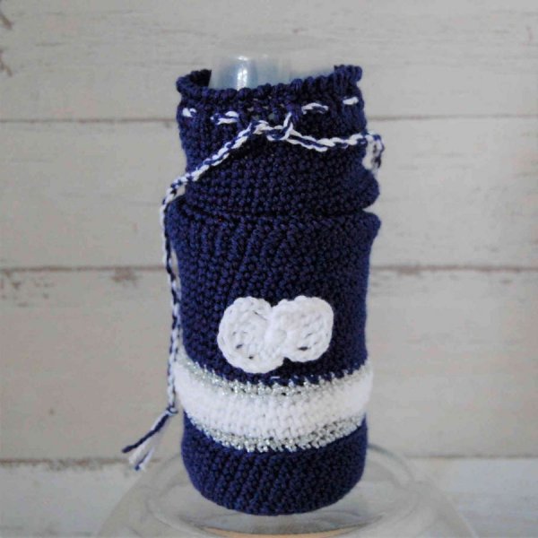 Housse de protection pour  biberon bleu marine, blanc et argent, en fil de coton et métallisé 