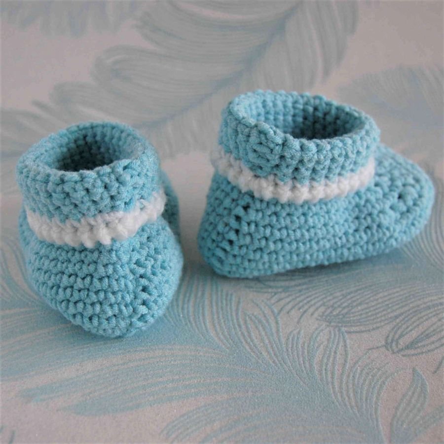 Chaussons/bottines couleur turquoise bordure blanc crocheté main