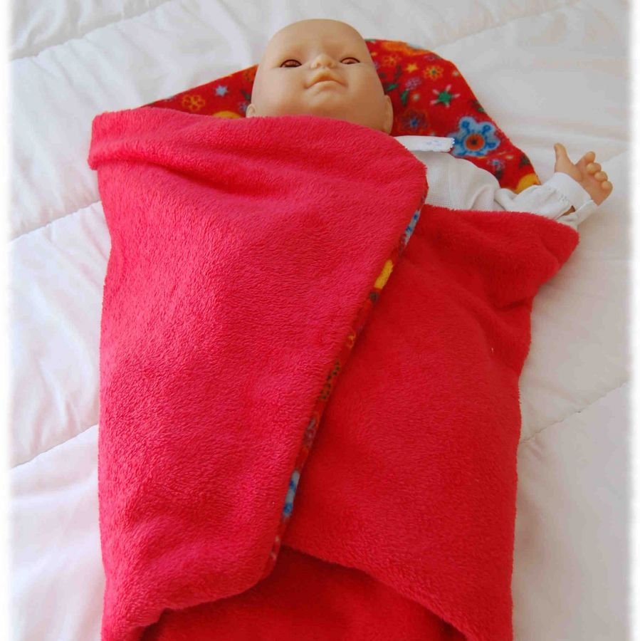 Couverture berceau pour bébé en polaire rouge uni et motif fleurs