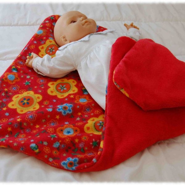 Couverture berceau pour bébé en polaire rouge uni et motif fleurs