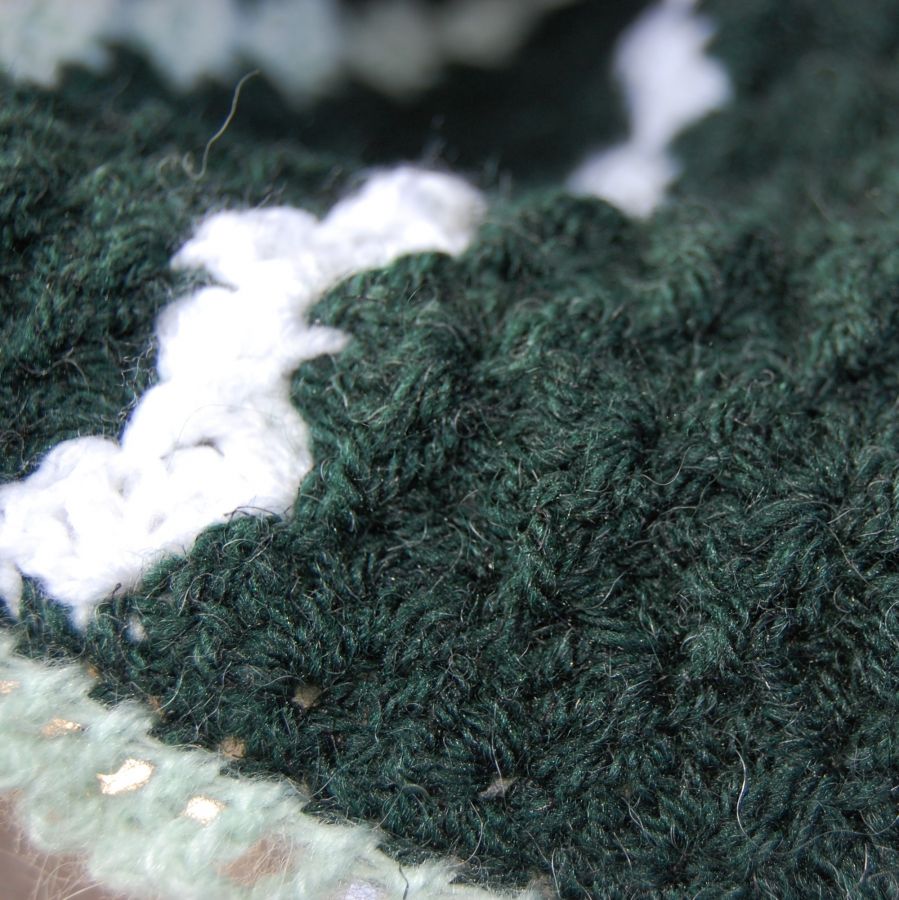Couverture berceau crochetée main vert sapin, vert clair et blanc