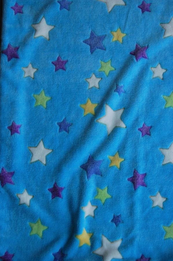 Couverture berceau en polaire uni bleu nuit et bleue ciel à étoiles