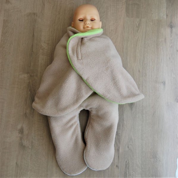 Couverture pour bébé en polaire marron clair et vert anis, pour le cosy, la nacelle, la poussette, le porte bébé.