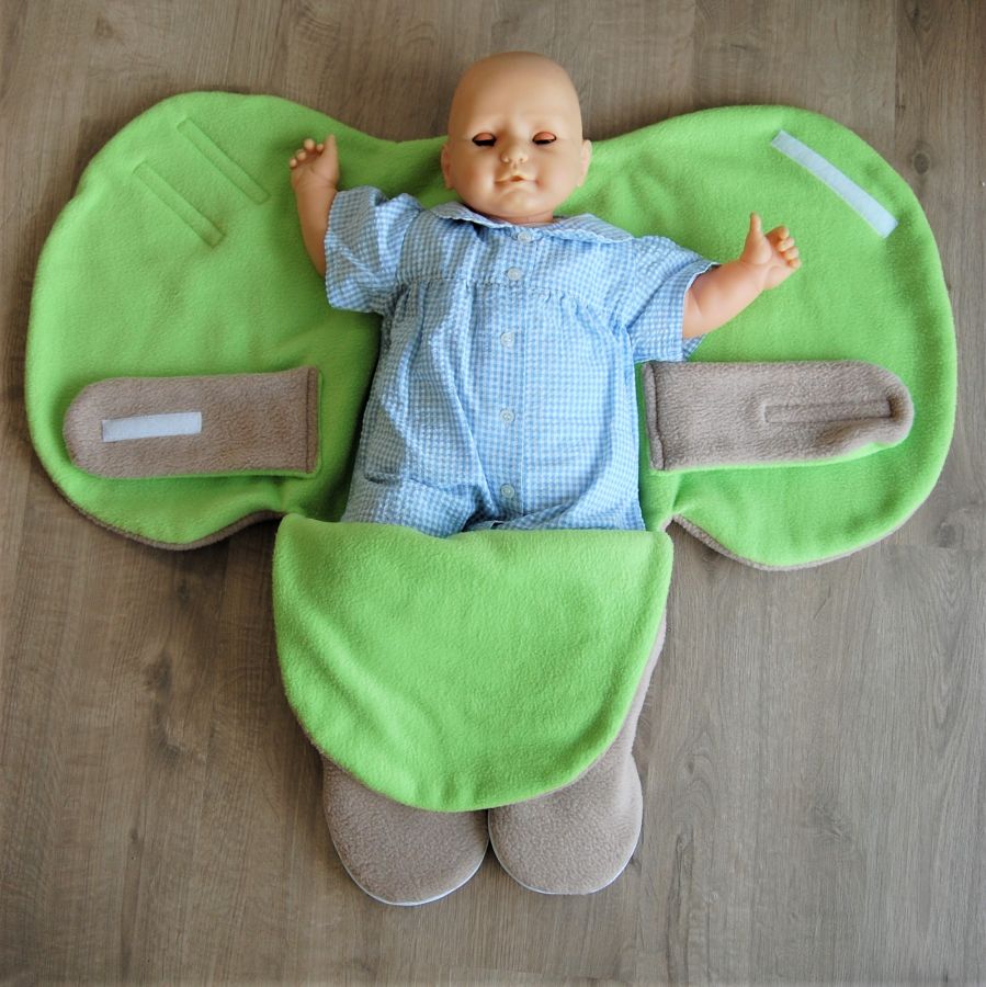 Couverture pour bébé en polaire marron clair et vert anis, pour le cosy, la nacelle, la poussette, le porte bébé.