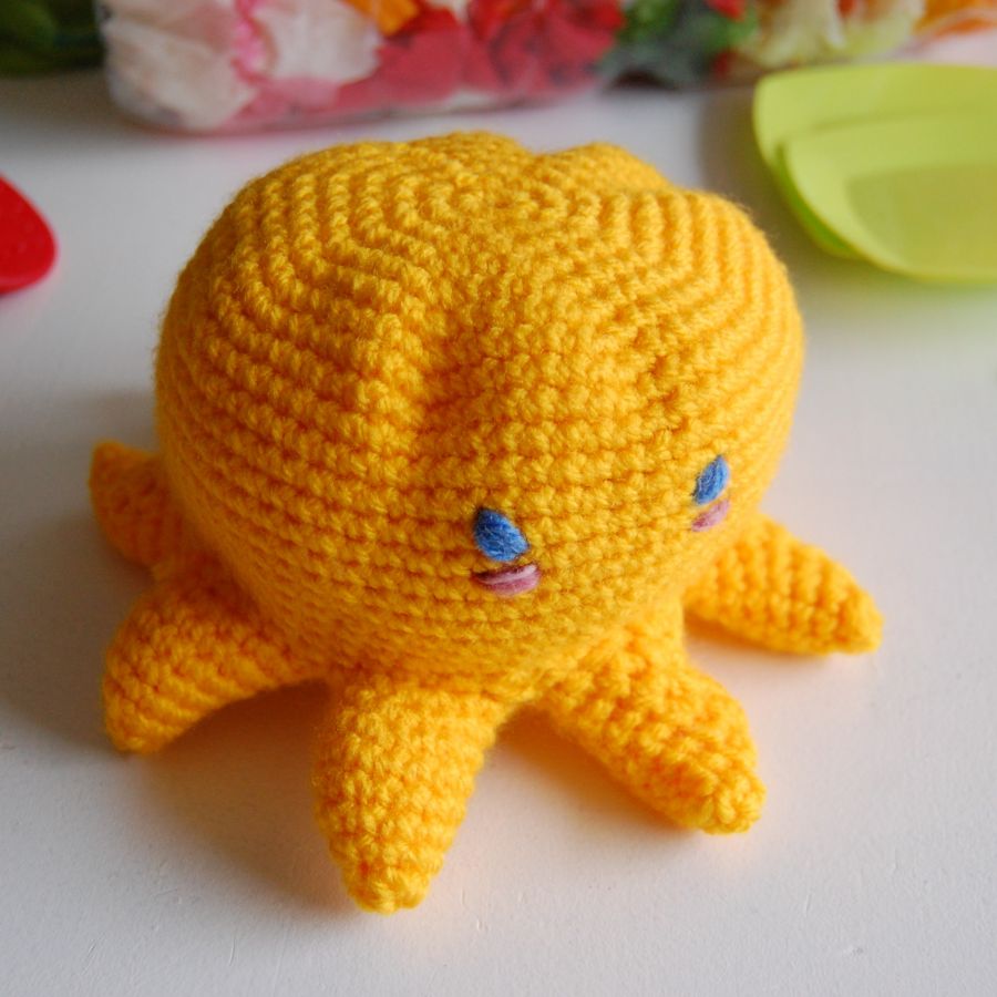 Doudou pieuvre jaune crochetée main en laine acrylique