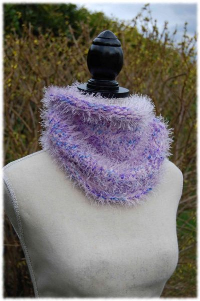 Echarpe ou snood pour adulte en laine mélangée rose à poils et blanc, bleu violet