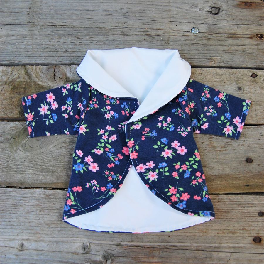 Ensemble pantalon, tunique et manteau blanc et bleu à fleurs