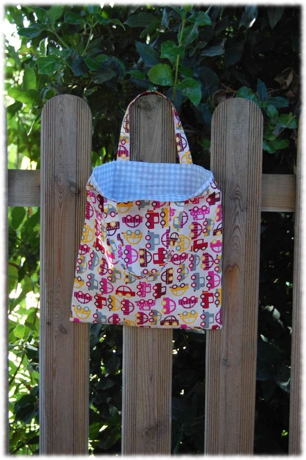 Ensemble tablier, son tote bag et sa trousse coordonnés motif voitures et vichy gris clair