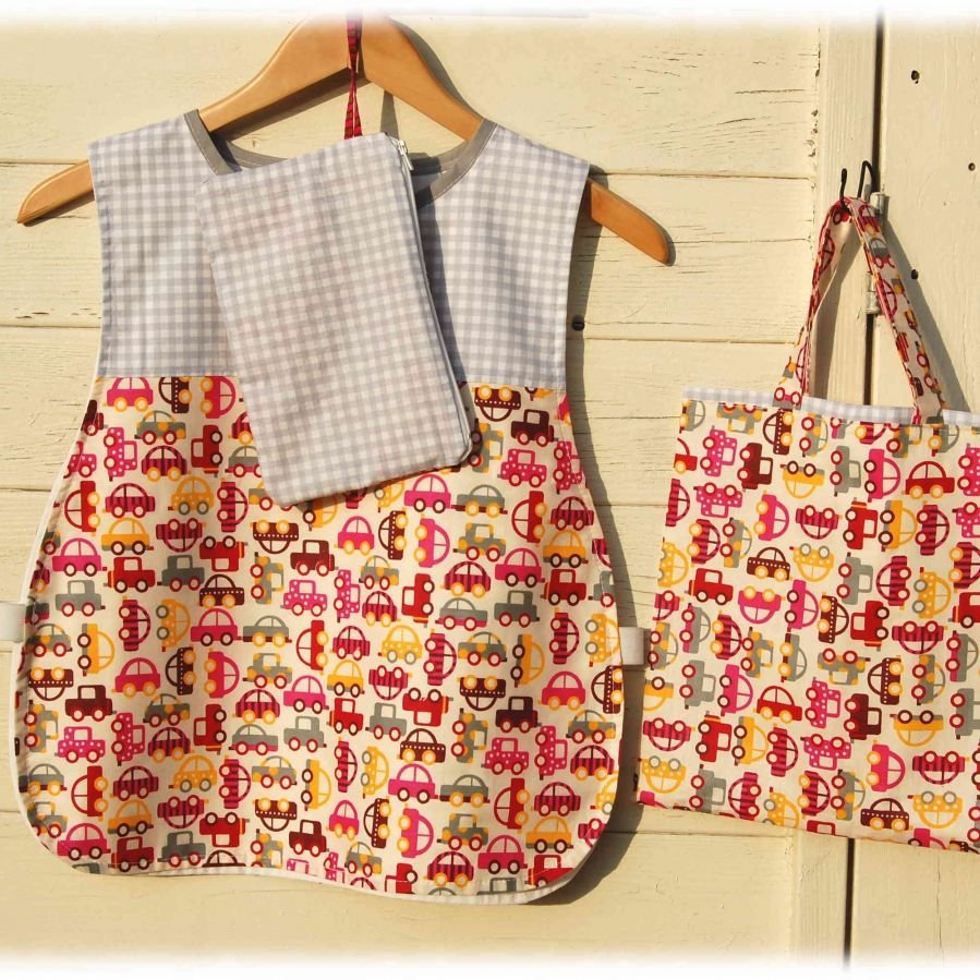 Ensemble tablier, son tote bag et sa trousse coordonnés motif voitures et vichy gris clair