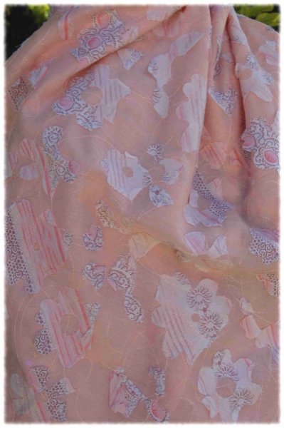 Foulard tour de cou en voile de coton rose et fleurs en relief
