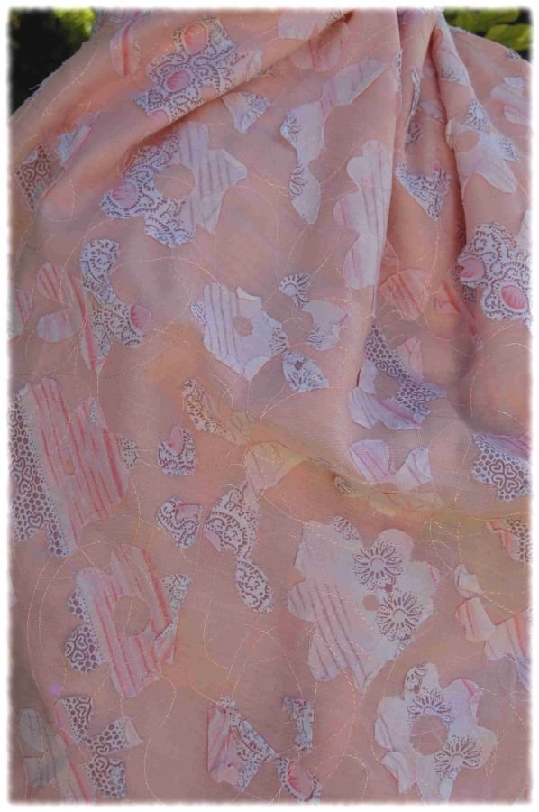 Foulard tour de cou en voile de coton rose et fleurs en relief