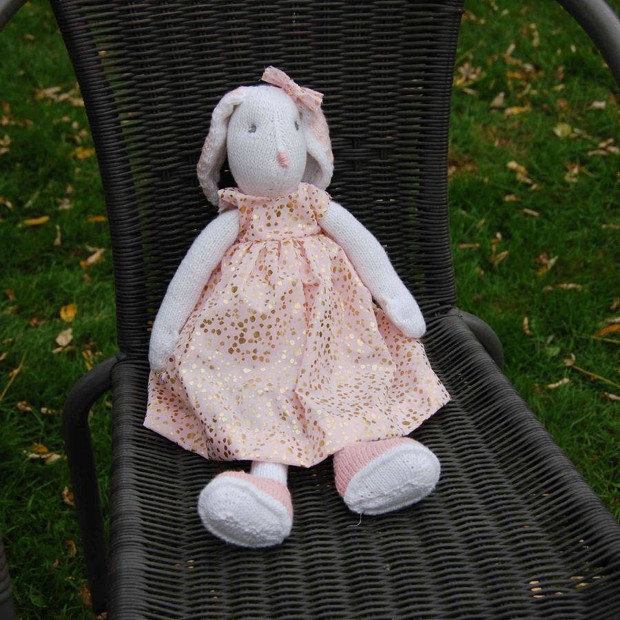 Lapin blanc avec robe rose et dorée