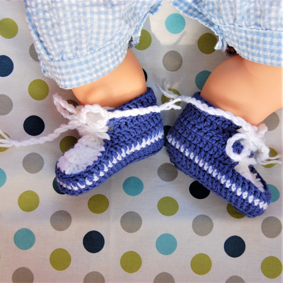Paire de baskets bleues et blanches pour poupée crochetées main avec lacets 