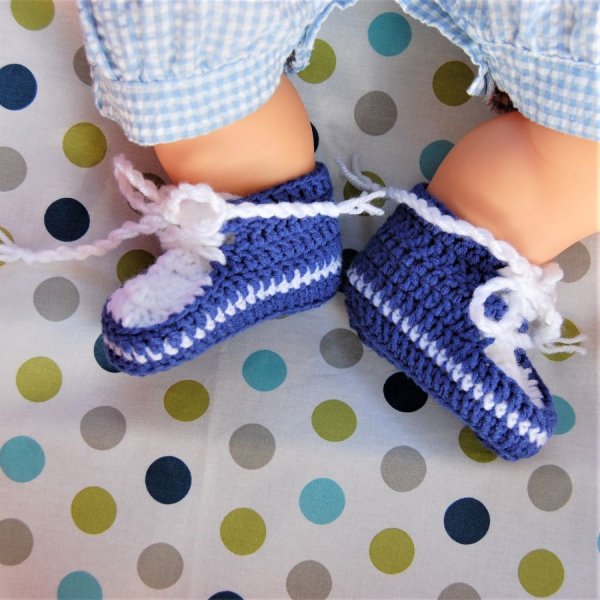 Paire de baskets bleues et blanches pour poupée crochetées main avec lacets 