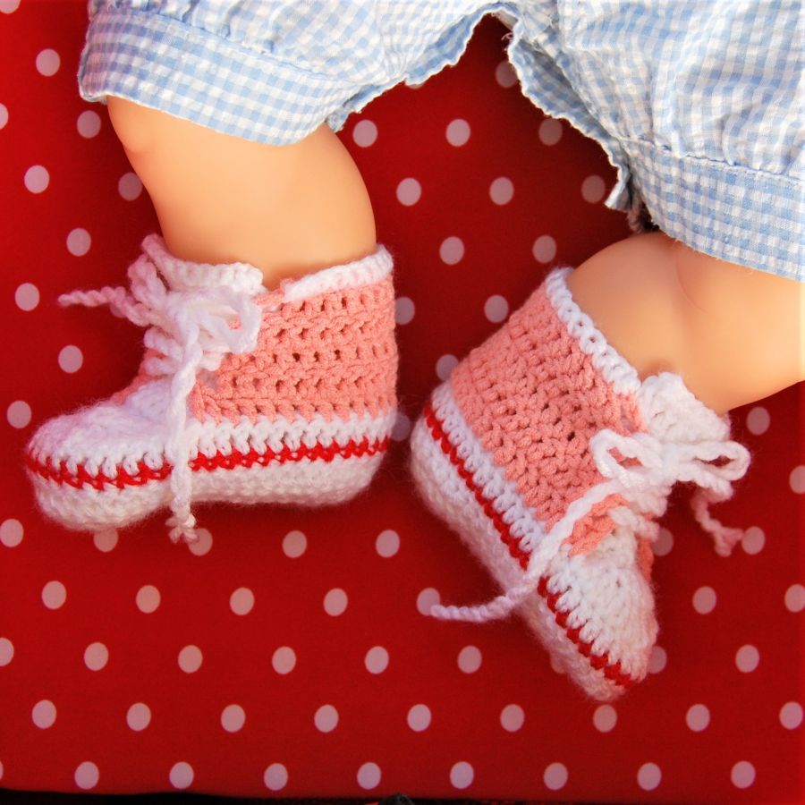 Paire de baskets crochetées main de couleur rouges, roses et blanches pour poupée