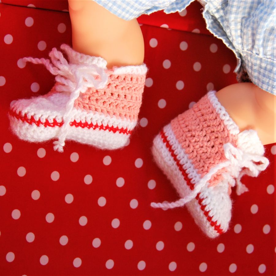 Paire de baskets crochetées main de couleur rouges, roses et blanches pour poupée