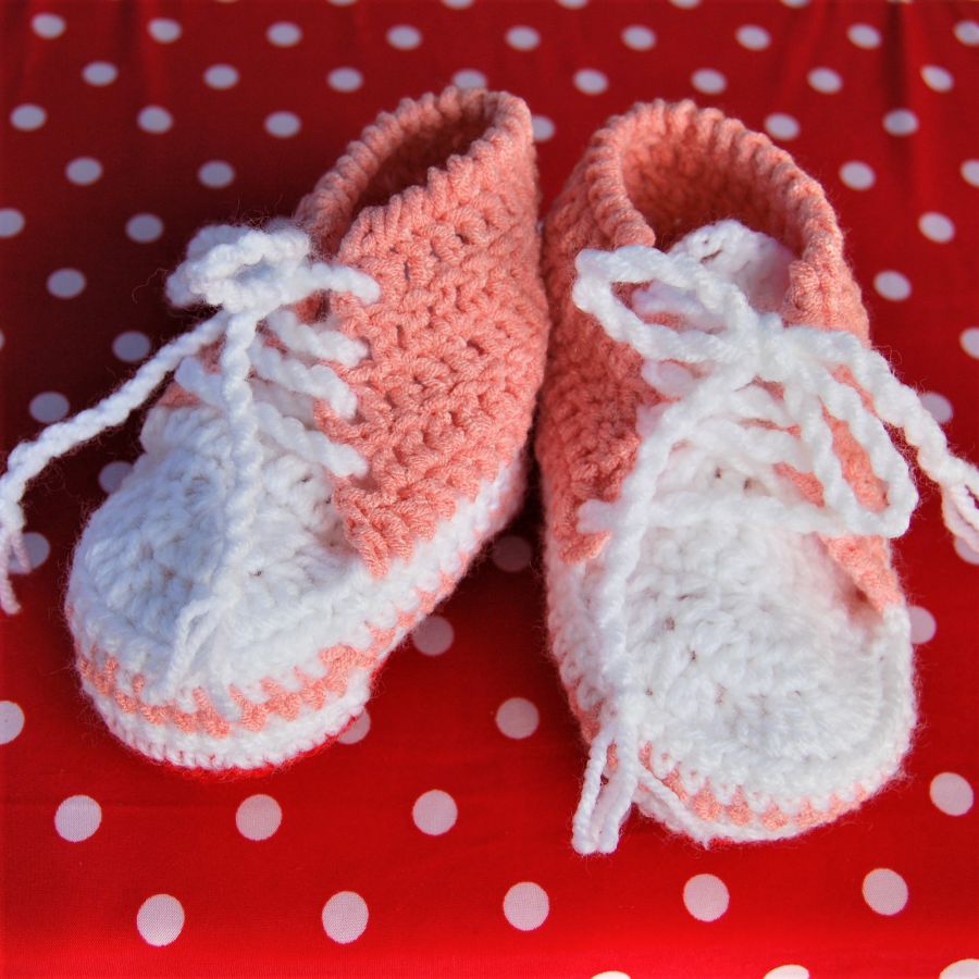 Paire de baskets rose et blanches à semelles rouges pour poupée crochetées main