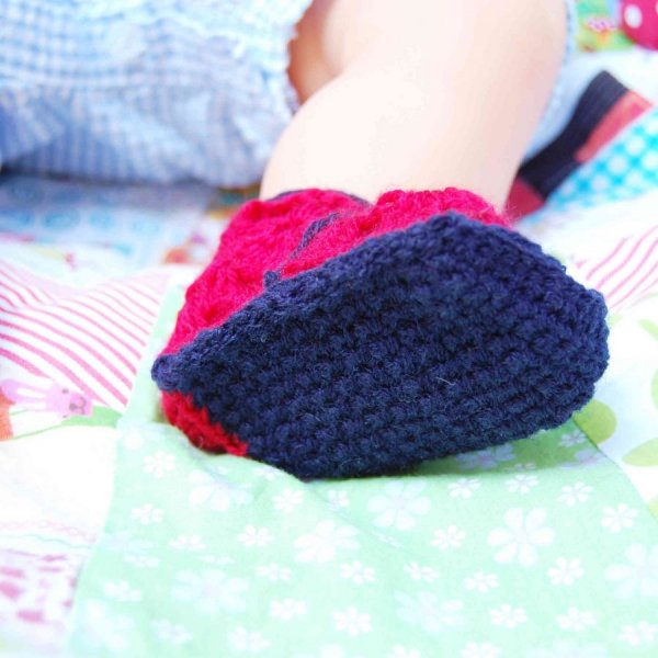 Paire de chaussons bleu marine et rouge avec bouton coeur blanc