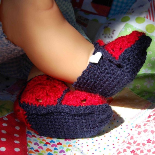 Paire de chaussons bleu marine et rouge avec bouton coeur blanc