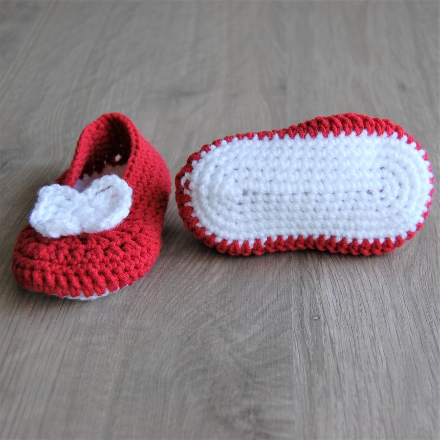 Paire de chaussons enfant crocheté main de couleur rouge et blanc