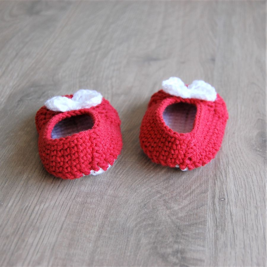 Paire de chaussons enfant crocheté main de couleur rouge et blanc
