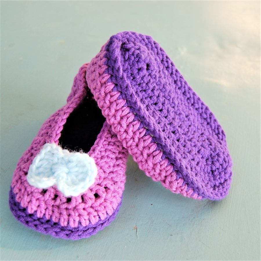 Paire de chaussons roses et violets avec un noeud vert d'eau