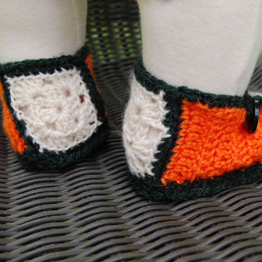Paire de chaussons vert, orange, gris et beige 