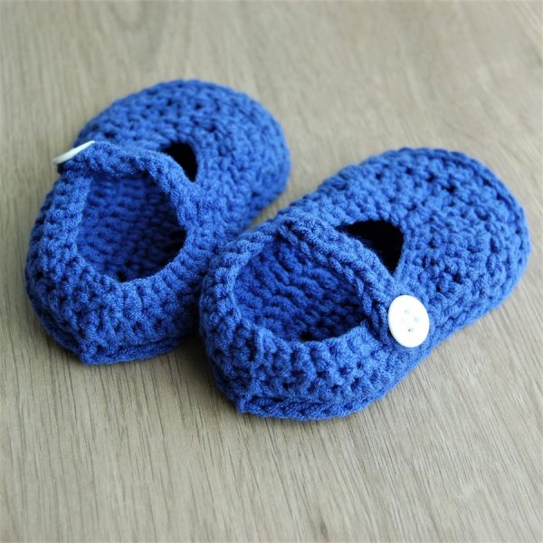 Paire de chaussons à brides pour bébé de couleur bleu avec boutons blancs