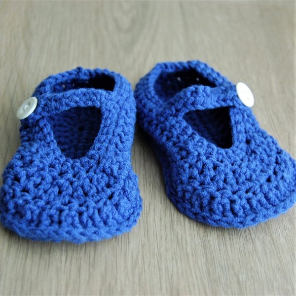 Paire de chaussons à brides pour bébé de couleur bleu avec boutons blancs