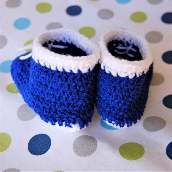 Paire de chaussures crochetées main de couleur bleues et blanches pour bébé 