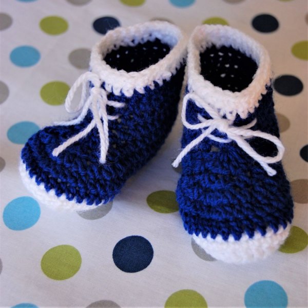 Paire de chaussures crochetées main de couleur bleues et blanches pour bébé 